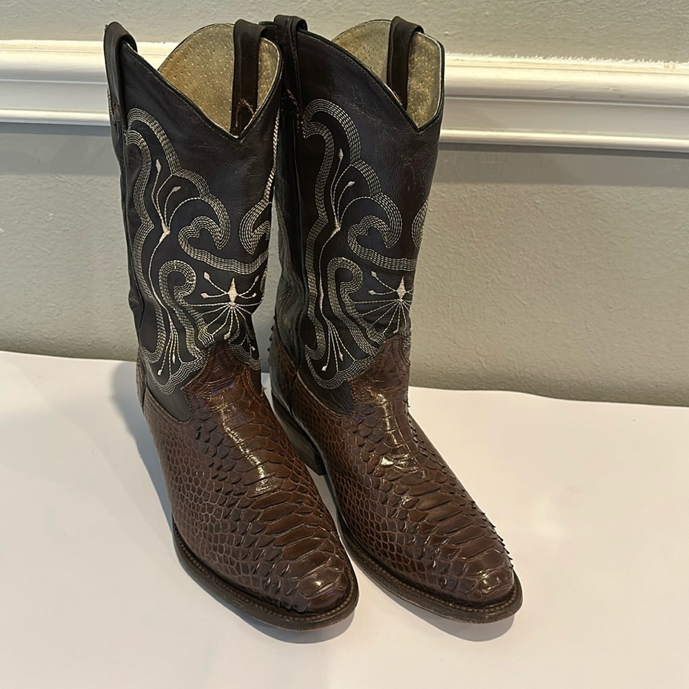 Tino men's 9D Python belly cowboy boots in chocolate brown. Like new condition